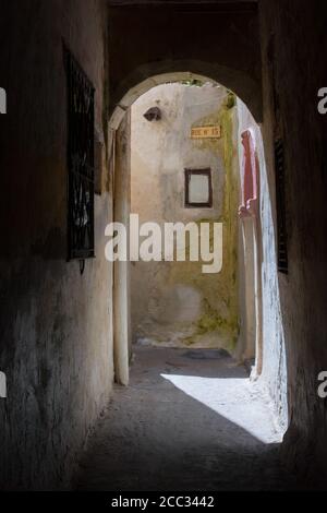 Passage étroit vers les vieux murs de la médina d'El Jadida, Maroc Banque D'Images