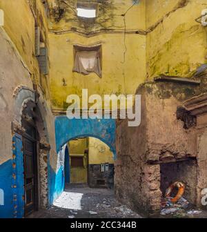 Murs jaunes et arches bleues de maisons historiques dans la médina d'El Jadida, au Maroc Banque D'Images