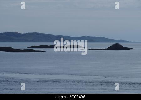 Une vue sur le détroit du Jura depuis le point de Craignish, avec de petites îles en face de Glean Sabhail, Argyll, Écosse Banque D'Images