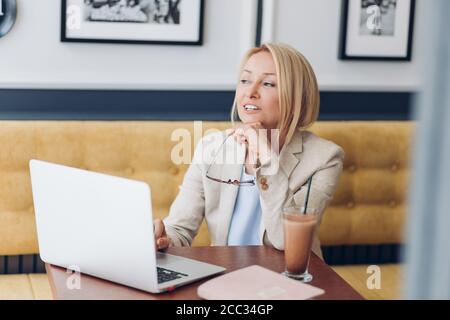 pensive impressionnante femme mature faisant un plan, gros plan photo.profession, occupation, femme pensant à son admire. concept d'amour Banque D'Images