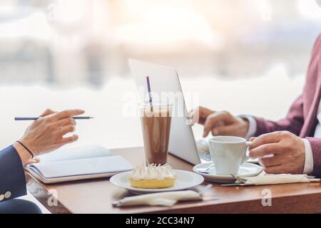 gros plan photo rognée. ancien avocat donnant des recommandations à un client. femme donnant un conseil d'affaires à un partenaire dans le café. Banque D'Images