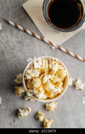 Pop-corn sucré et savoureux dans une tasse et un verre de cola. Vue de dessus. Banque D'Images