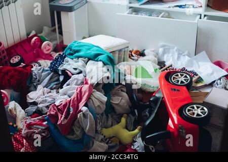 Désordre et désordre dans la chambre. Chambre désordonnée et concept de désordre Banque D'Images