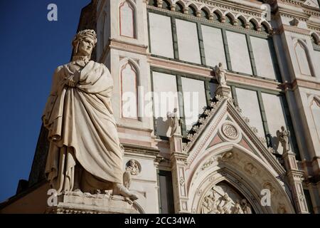Statue du poète, écrivain et philosophe italien et penseur politique Dante Alighieri sur la Piazza di Santa Croce à Florence, près de la basilique de Santa Croce Banque D'Images