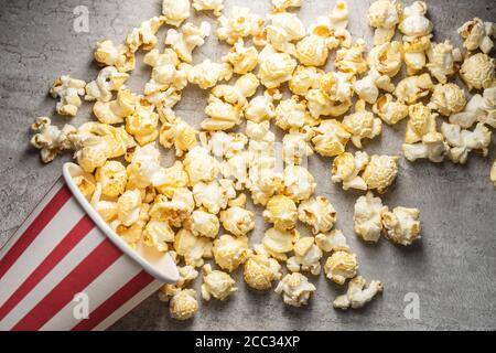 Pop-corn sucré et savoureux dans une tasse en papier à rayures. Vue de dessus. Banque D'Images