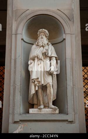 Statue de Léonard de Vinci sur la façade des Offices galerie sur la Piazzale degli Uffizi Banque D'Images