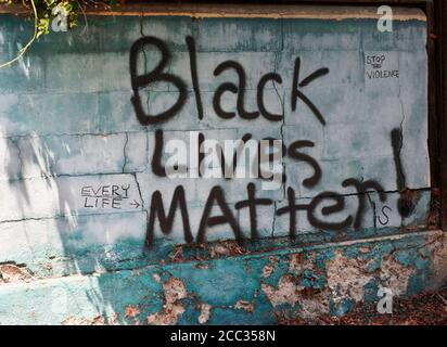 Graffitis sur le mur de ciment par trottoir. Les vies noires comptent. Chaque vie. Arrêter la violence. Banque D'Images