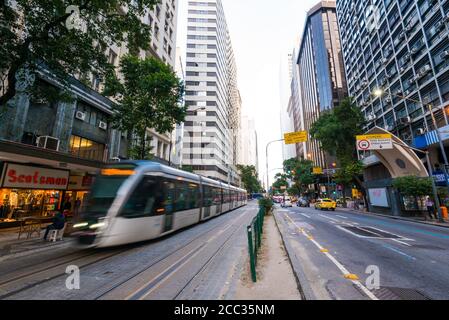 Rio de Janeiro, Brésil - 2 juillet 2020 : circulation dans l'avenue Rio Branco dans le centre-ville. En raison de la pandémie, les rues sont presque vides. Banque D'Images