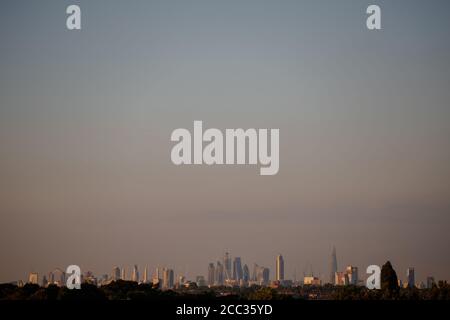 Vue générale sur les gratte-ciel de Londres depuis le All England Lawn tennis Club, qui accueille les championnats de Wimbledon Banque D'Images