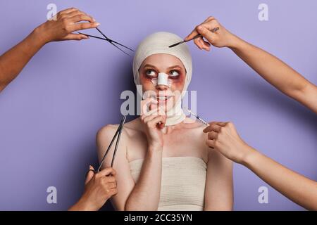 petite fille perplexe avec un bandage sur la tête en regardant de côté en pensant au processus chirurgical. portrait de gros plan, arrière-plan bleu isolé, prise de vue en studio Banque D'Images