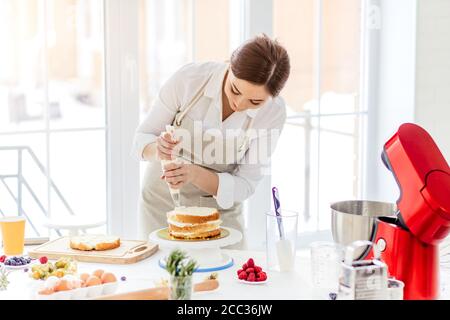 une fille fait du gâteau pour l'anniversaire de son petit ami. gros plan. Banque D'Images