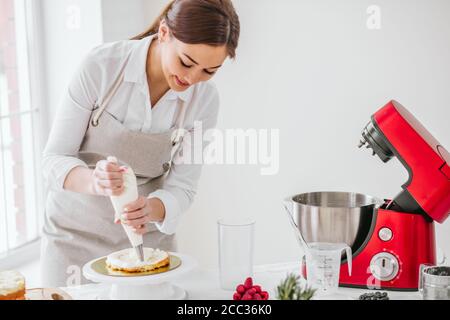 agréable femme magnifique obtient le plaisir de la cuisson de gâteau. gros plan photo. espace de copie Banque D'Images
