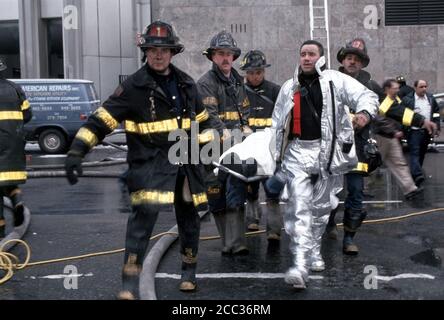 World Trade Center incendie/terrorisme 26 février 1993. Le personnel d'urgence aide la victime. (© Frances M. Roberts) Banque D'Images