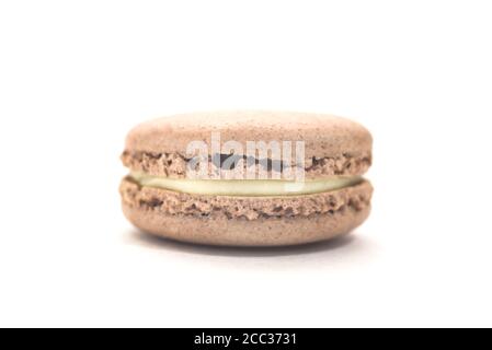Un délicieux macaron au chocolat français isolé sur fond blanc. Macarons colorés. Vue avant. Banque D'Images