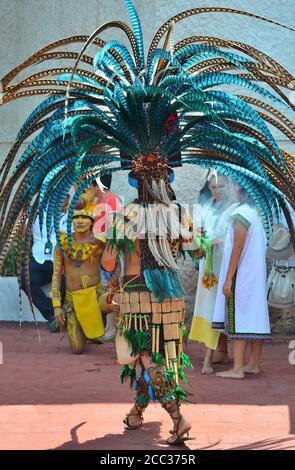 CHICHEN ITZA, MEXIQUE - 21,2014 MARS : des danseurs mayas autochtones se produisent dans le Chichen Itza Banque D'Images