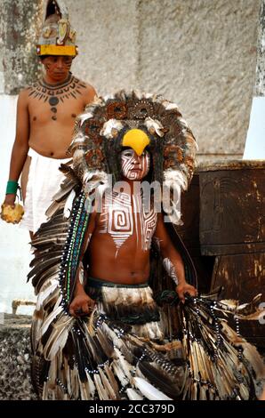 CHICHEN ITZA, MEXIQUE - 21,2014 MARS : des danseurs mayas autochtones se produisent dans le Chichen Itza Banque D'Images