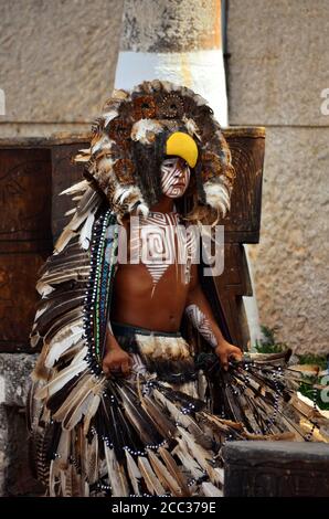 CHICHEN ITZA, MEXIQUE - 21,2014 MARS : des danseurs mayas autochtones se produisent dans le Chichen Itza Banque D'Images