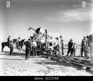 L'équipe de film filmant GREGORY PECK et JENNIFER JONES à cheval sur le terrain Candid pendant la production de DUEL AU SOLEIL 1946 réalisateurs LE ROI BAL OTTO BROWER WILLIAM DIETERLE SIDNEY FRANKLIN WILLIAM CAMERON MENZIES DAVID O. SELZNICK et JOSEF von STERNBERG roman Niven Busch scénario David O. Selznick costume de conception Walter Plunkett Selznick International Pictures / Vanguard films / Selznick Organisation de libération Banque D'Images