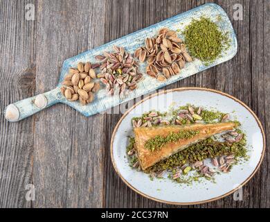 Cuisine turque traditionnelle. Carotte Slice turc Baklava avec pistache et thé sur fond de table en bois. Banque D'Images