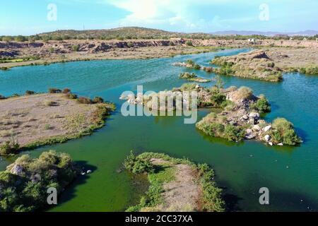 Vue aérienne des terres humides et du parc de loisirs avec eaux usées recyclées à l'ouest de Hermosillo. Eau verte, couleur turquoise, lac artificiel... (Photo par Luis Gutierrez / Norte photo) Vista aera de Humedal y parque recreinativo con aguas negras recicladas en el poniente de Hermosillo. Agua couleur vert, couleur turquoise, lago artificiel..... (Photo par Luis Gutierrez /Norte photo) Banque D'Images