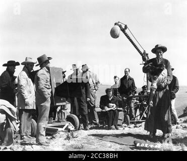 LE ROI-VID et très pratique DAVID O. SELZNICK avec l'équipe de film filmer GREGORY PECK et JENNIFER JONES sur le terrain Candid pendant la production de DUEL AU SOLEIL 1946 réalisateurs LE ROI OTTO BROWER WILLIAM DIETERLE SIDNEY FRANKLIN WILLIAM CAMERON MENZIES DAVID O. SELZNICK et JOSEF von STERNBERG roman Niven Busch scénario David O. Selznick costume design Walter Plunkett Selznick International Pictures / Vanguard films / Selznick Organisation de libération Banque D'Images