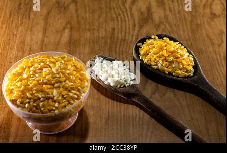 Maïs pour hominy. Plat connu dans différentes régions du Brésil, l'hominy peut être blanc ou jaune lorsqu'il est fait avec du maïs. Il a plusieurs avantages pour notre santé. Banque D'Images