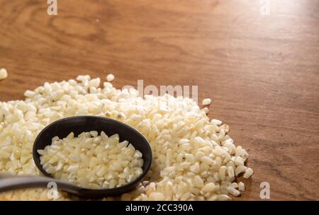 Maïs pour hominy. Plat connu dans différentes régions du Brésil, l'hominy peut être blanc ou jaune lorsqu'il est fait avec du maïs. Il a plusieurs avantages pour notre santé. Banque D'Images