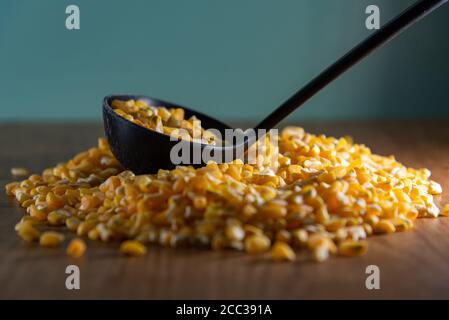 Maïs pour hominy. Plat connu dans différentes régions du Brésil, l'hominy peut être blanc ou jaune lorsqu'il est fait avec du maïs. Il a plusieurs avantages pour notre santé. Banque D'Images