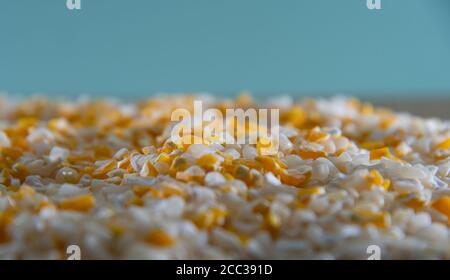 Maïs pour hominy. Plat connu dans différentes régions du Brésil, l'hominy peut être blanc ou jaune lorsqu'il est fait avec du maïs. Il a plusieurs avantages pour notre santé. Banque D'Images