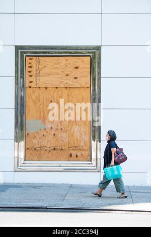 Le 17 août 2020 : une femme portant un masque d'EPI passe devant une fenêtre à bord devant le site phare de VictoriaÕs Secret à Herald Square à Manhattan, New York. Crédit obligatoire : Kostas Lymperopoulos/CSM Banque D'Images