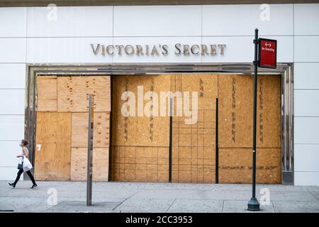 17 août 2020 : une femme passe devant un magasin à bord du lieu phare de VictoriaÕs Secret à Herald Square à Manhattan, New York. Crédit obligatoire : Kostas Lymperopoulos/CSM Banque D'Images