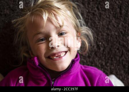 Fille (8) avec écart de dent, Kiel, Schleswig-Holstein, Allemagne Banque D'Images