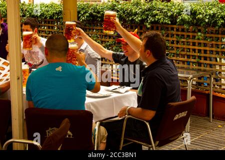 Barcelone, Espagne 05/01/2010: Un groupe de mâles célèbrent un événement dans un restaurant. Ils portent des vêtements décontractés et tous élèvent leur bière Banque D'Images