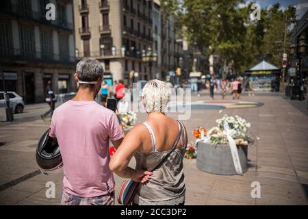 Un couple prend des photos des hommages rendus aux victimes de l'attaque de Barcelone.trois ans après l'attaque de Barcelone, un hommage aux victimes est rendu à Las Ramblas. Banque D'Images