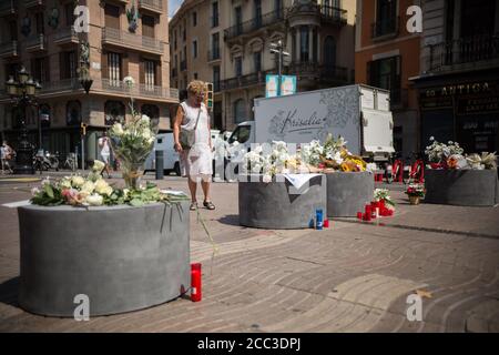 Femme observe des hommages aux victimes de l'attaque de Barcelone.trois ans après l'attaque de Barcelone, un hommage aux victimes est rendu à Las Ramblas. Banque D'Images