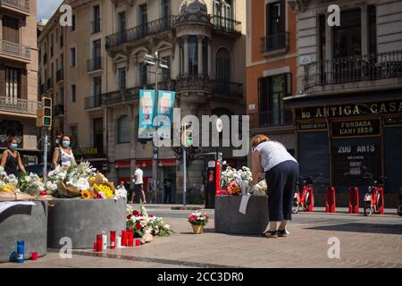 Une femme rend hommage aux victimes de l'attaque de Barcelone.trois ans après l'attaque de Barcelone, un hommage aux victimes est rendu à Las Ramblas. Banque D'Images