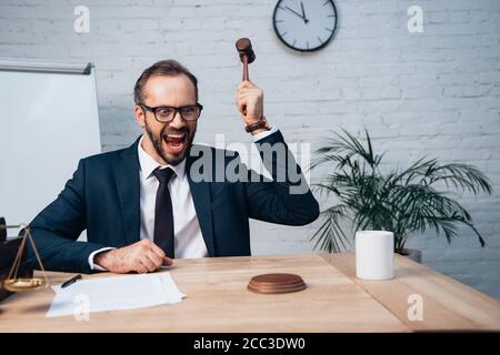 accent sélectif du juge excité dans la tenue de lunettes et de costume gavel Banque D'Images