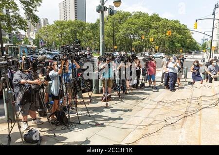 New York, NY - 17 août 2020: Des journalistes assistent à un briefing de presse annonçant l'inculpation pour meurtre de Jam Master Jay à l'extérieur du 271 Cadman Plaza East Banque D'Images