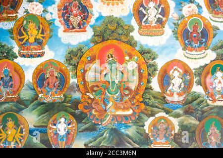 Lumbini, Népal - peinture religieuse sur le mur du Grand Lotus de Drigung Kagyud Stupa (temple allemand) à Lumbini, au Népal. Banque D'Images