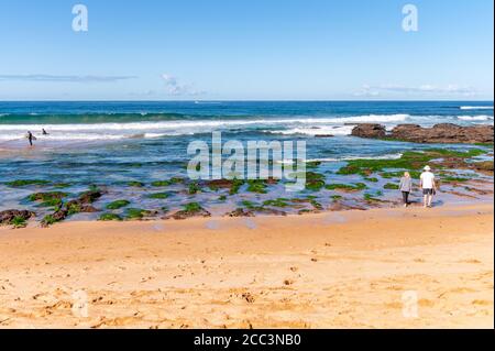 Vue sur la région rocheuse de South Avalon Beach avec de magnifiques eaux turquoise, ciel bleu et eau de fond d'algues Banque D'Images