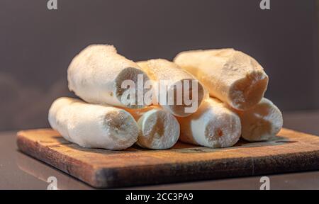 Racine de manioc. Source de glucides. Plante tubéreuse de la famille des Euphorbiaceae. Le nom donné à la tige de l'arbre de manioc est la maniva, qui, coupé Banque D'Images