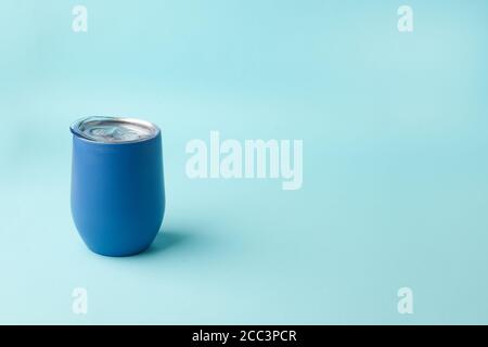 Tasse en métal écologique réutilisable pour un café à emporter sur fond bleu. Espace pour le texte. Flat lay, vue de dessus. Apportez votre propre concept de tasse. Aucun gaspillage, s Banque D'Images