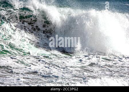 Grandes vagues sur la côte australienne. Banque D'Images