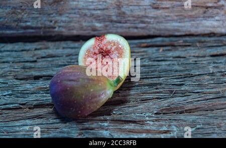 Figues fraîches (Ficus carica). Bien qu'originaire de la Méditerranée, le figuier est un fruit cultivé dans le monde entier. Fruits consommés matière fraîche et première Banque D'Images