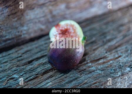 Figues fraîches (Ficus carica). Bien qu'originaire de la Méditerranée, le figuier est un fruit cultivé dans le monde entier. Fruits consommés matière fraîche et première Banque D'Images