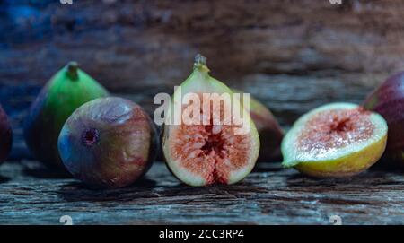 Figues fraîches (Ficus carica). Bien qu'originaire de la Méditerranée, le figuier est un fruit cultivé dans le monde entier. Fruits consommés matière fraîche et première Banque D'Images