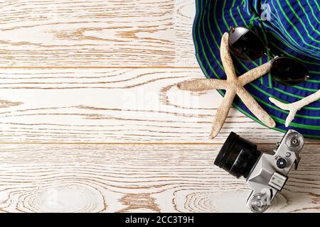 Appareil photo vintage, chapeau bleu, lunettes de soleil et coraux sur le modèle de pose à plat. Accessoires de plage. Vacances, voyages et vacances Banque D'Images