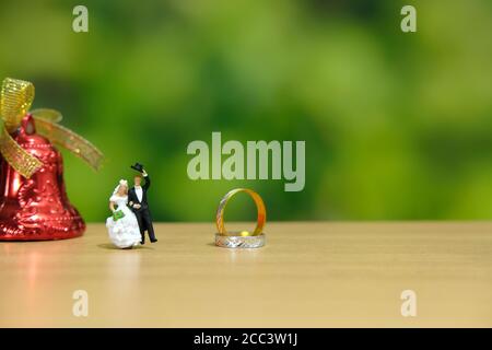 Concept de mariage miniature. Mariée et marié faire le salut. Photo d'image Banque D'Images