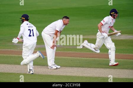 Mitch Claydon (au centre) de Sussex réagit alors que Tom Westley (à gauche) et Dan Lawrence (à droite) d'Essex font une course pendant le quatrième jour du match du Trophée Bob Willis au 1er Central County Ground, Hove. Banque D'Images