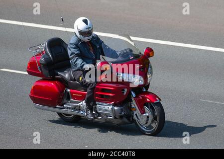 Red Honda Gold Wing ; motocycliste ; transport à deux roues, motos, véhicule, routes, motos, motocyclistes motorisés à Chorley, Royaume-Uni Banque D'Images